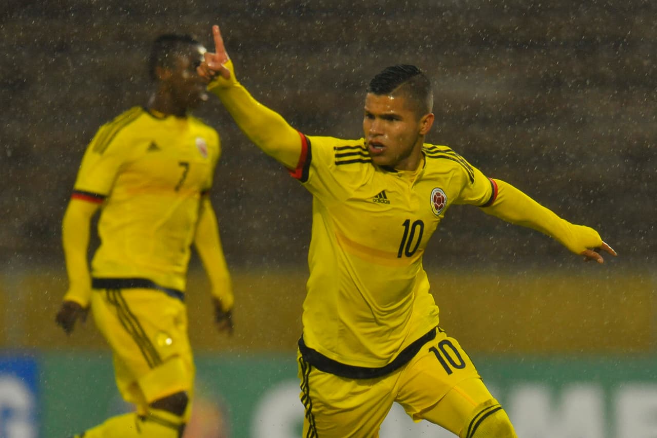 El atacante colombiano Juan Camilo Hernández, de 19 años, se mantendrá en Huesca para afrontar la Primera División de España, en lugar de aceptar la oferta de irse a Watford.