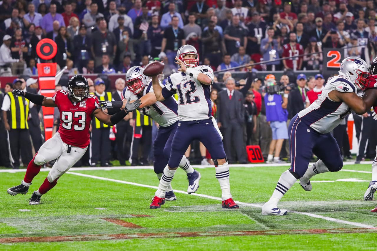 Con la pausa de los dos minutos de la primera mitad, Brady montó su primera serie ofensiva larga y movió las cadenas para llegar a territorio de los Falcons.