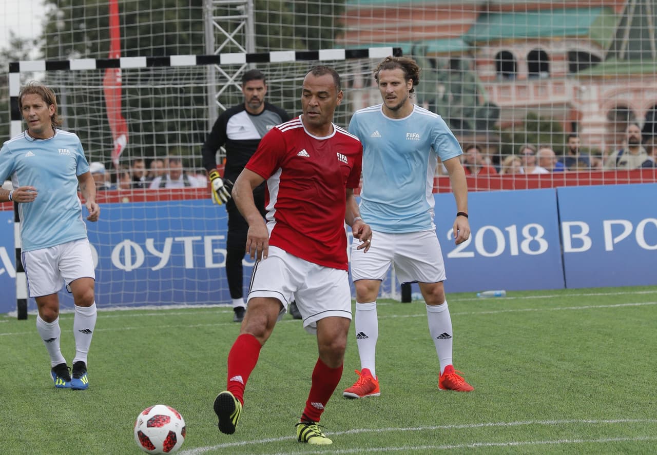 Alineados en dos equipos, el acto, previo a la semifinal que disputarán el Luzhniki, Croacia e Inglaterra, permitió ver el buen estado físico de los exfutbolistas.