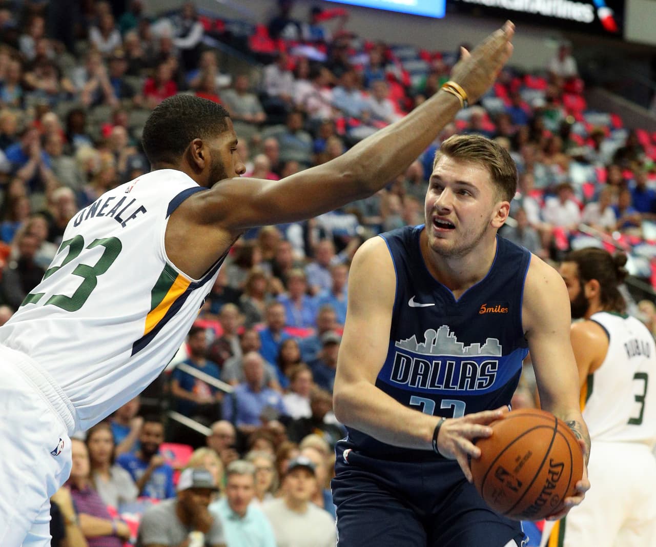 <b>Utah 68-118 Dallas</b>. Una noche de gatos negros para el Jazz, con 9 puntos en el último cuarto, su peor partido en años. Los Mavs aprovecharon para aporrearlos con un gran esfuerzo colectivo.