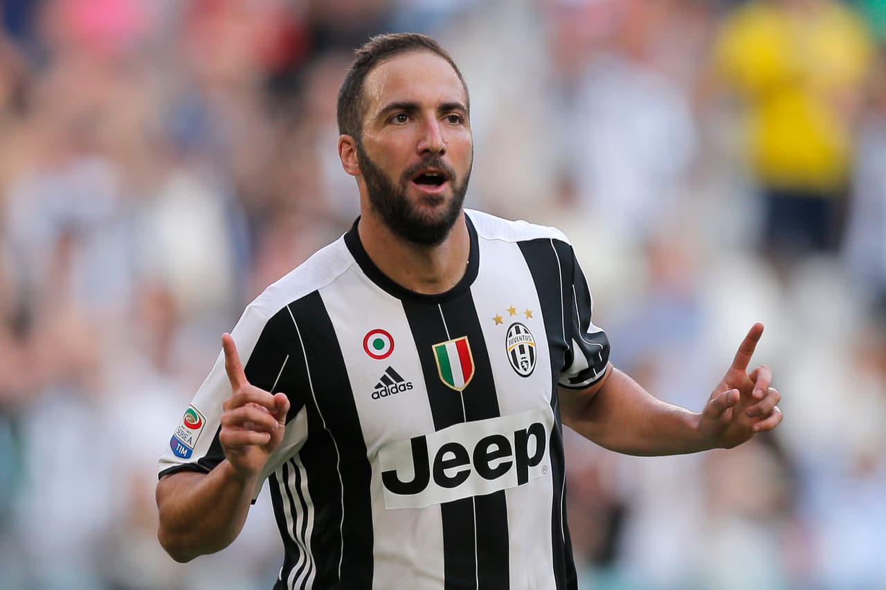 GONZALO HIGUAÍN: El delantero argentino llegó a la Juventus por 90 millones de euros, lo que lo convierte en el futbolista que tendrá la mirada de muchos y la responsabilidad de mantener a la ‘Vecchia Signora’ en lo más alto del continente después de su gran campaña con el Napoli.