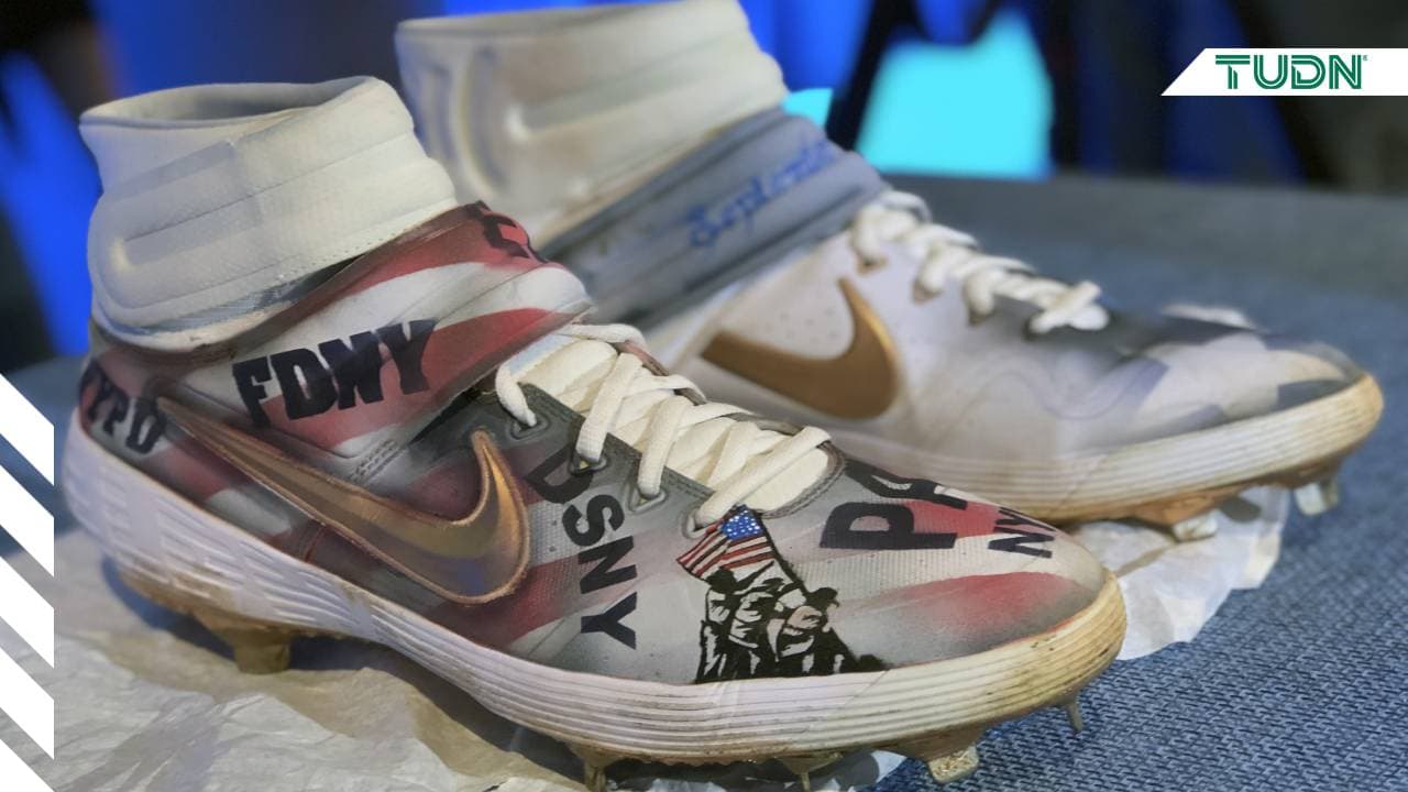 Zapatos personalizados de Pete Alonso se van al Museo del 9/11