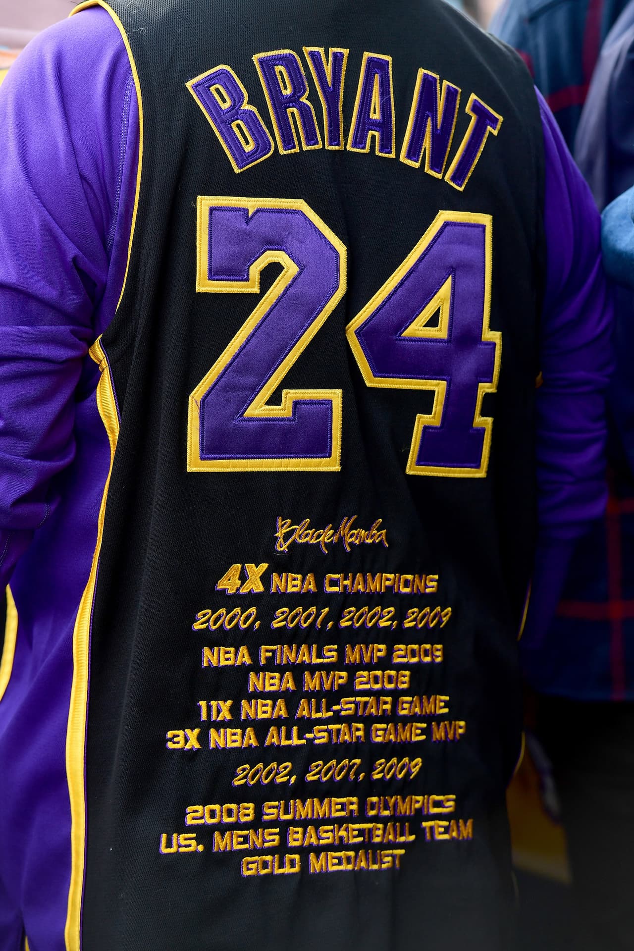 Asi disfrutan los fanáticos a las afueras del Staples Center en 'Kobeland'.