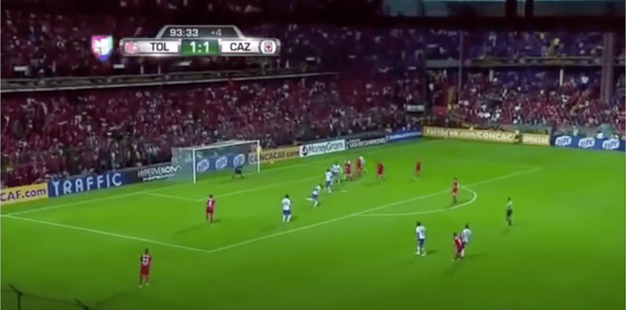 <b>Diablura en el infierno</b>
<br>Durante un trepidante partido entre Toluca y Cruz Azul, el arquero cementero voló para atajar un disparo que fue desviado y significó sacar un punto del Estadio Nemesio Diez.