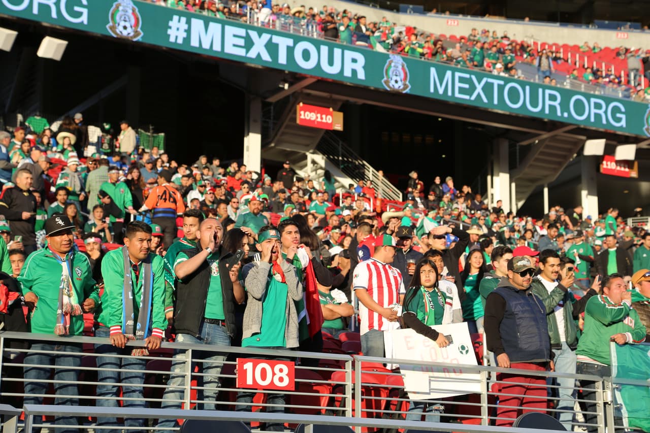Seguimiento gráfico de los trabajos en cancha de los jugadores, las características del escenario y hasta la alegría de los asistentes en el Levi's Stadium en el partido de México contra Islandia.