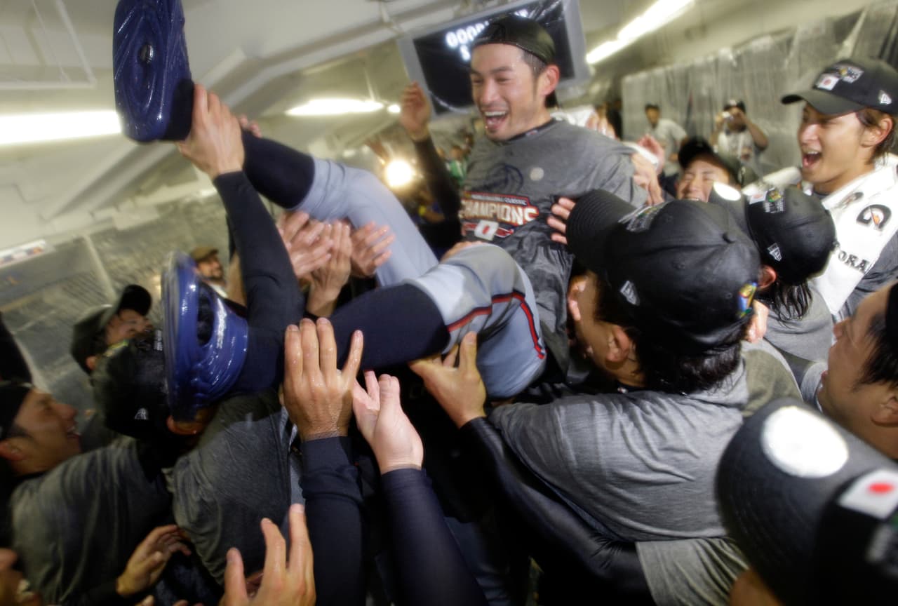 En esta foto de archivo del 23 de marzo de 2009, el jugador de Japón, Ichiro Suzuki, es levantado por compañeros al festejar la coronación en el segundo Clásico Mundial de Béisbol, en Los Angeles. (AP Photo/Ted S. Warren/Pool File)