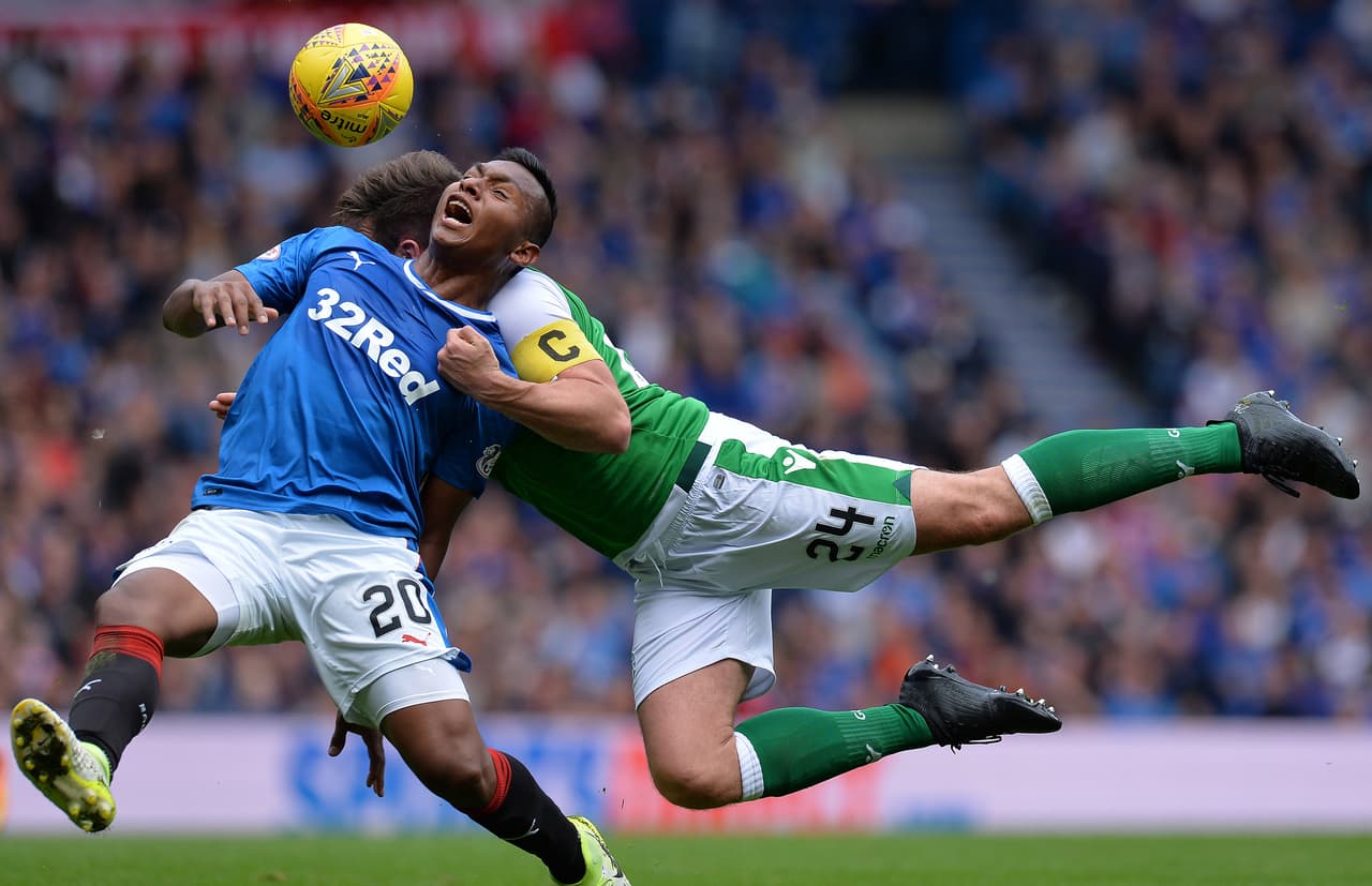 Cada balón de fútbol se disputó como si fuera un balón de rugby.