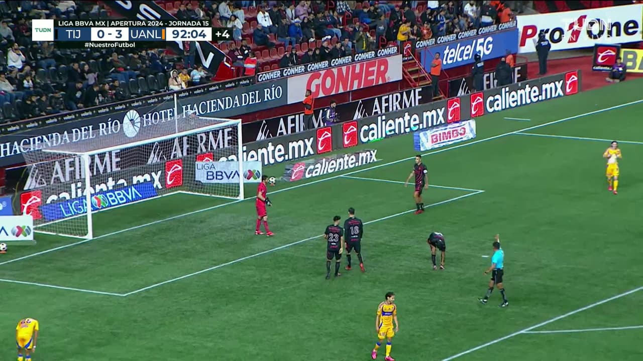 ¡TIRO ATAJADO! disparo por Diego Lainez.