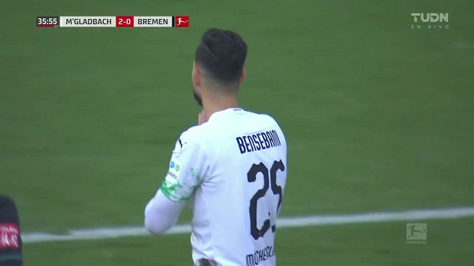 ¡CERCA!. Ramy Bensebaini disparó que se estrella en el poste.