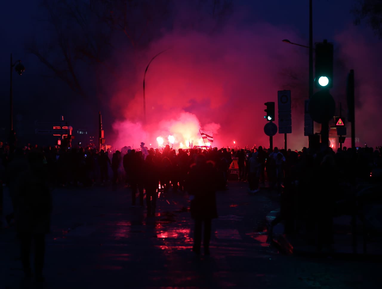 Paris ha vuelto a ser una gran fiesta este miércoles en la previa del juego de Champions League entre el Paris Saint-Germain y el Manchester United. Cientos de aficionados ingleses llegaron hasta la capital francesa en donde los locales buscarán defender su diferencia conseguida del Old Trafford.