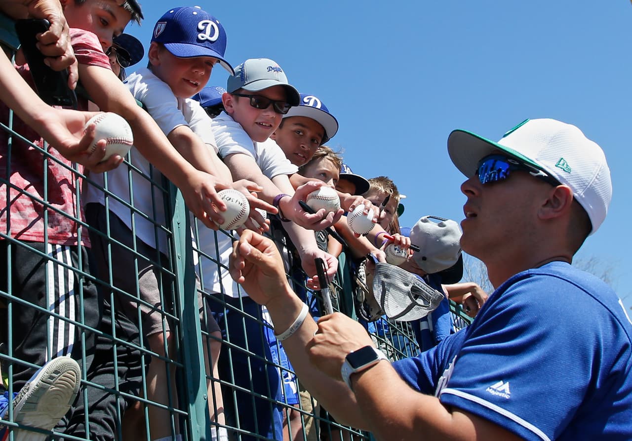“Creo que su comportamiento muestra que él está feliz por volver. Se encuentra ansioso por dejar todo esto atrás. Sé que está emocionado simplemente por volver a jugar béisbol. Evidentemente, después de todo lo que ha pasado en su vida, lo tenemos acá de vuelta y nos enfocamos en el béisbol cuando esté en el parque, y simplemente le daremos el apoyo que necesite en este momento”, comentó Roberts.