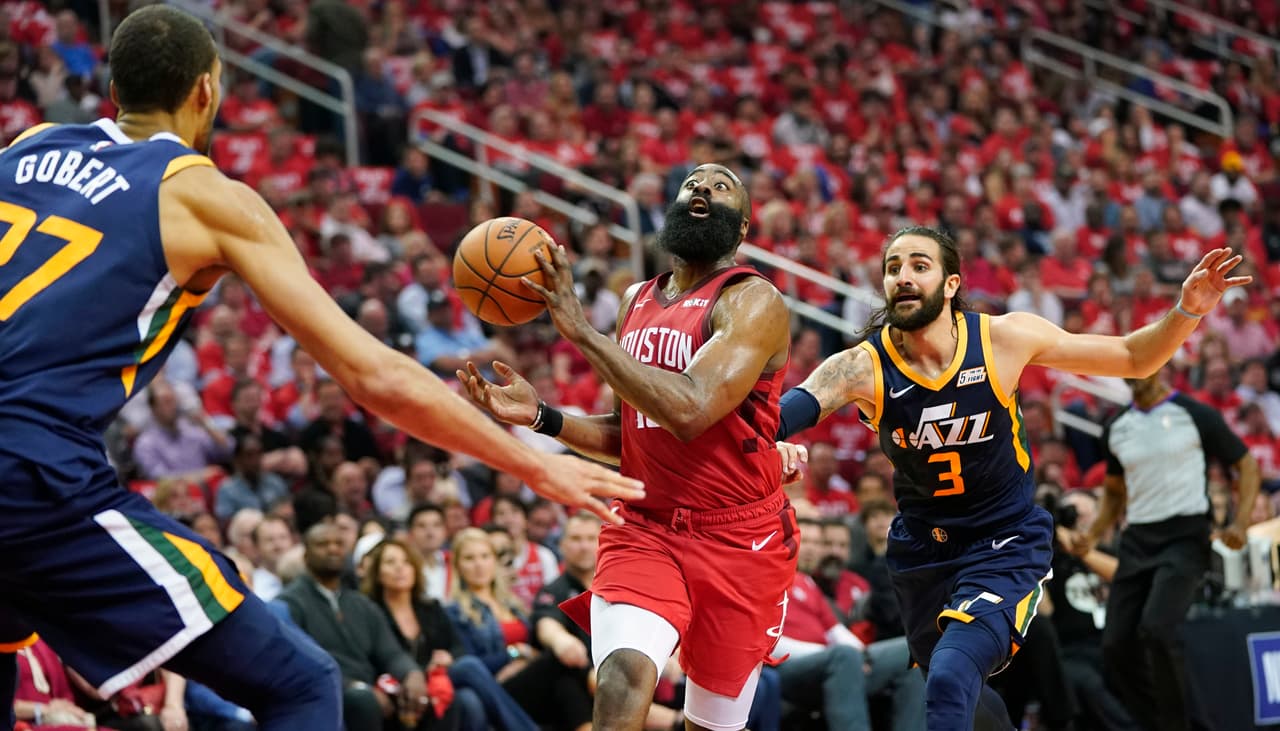 Los Houston Rockets jugaron un partido redondo para vencer 118-98 al Utah Jazz y ponerlos en situación crítica cuando la serie de primera ronda de Playoffs de ls Conferencia del Oeste se traslade a Salt Lake City con una ventaja de 2-0 de los texanos.