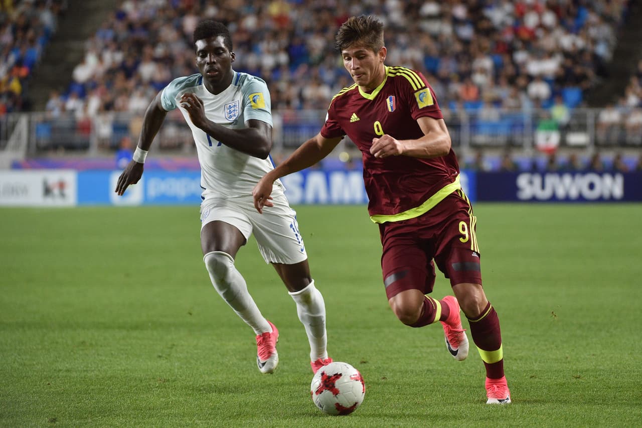 Venezuela comenzó a reaccionar a raíz de la salida en la segunda parte de Yeferson Julio Soteldo, que en su primera intervención se inventó un pase a la espalda de la defensa y Sergio Cordova, en el mano a mano, no acertó a superar por bajo a Woodman.