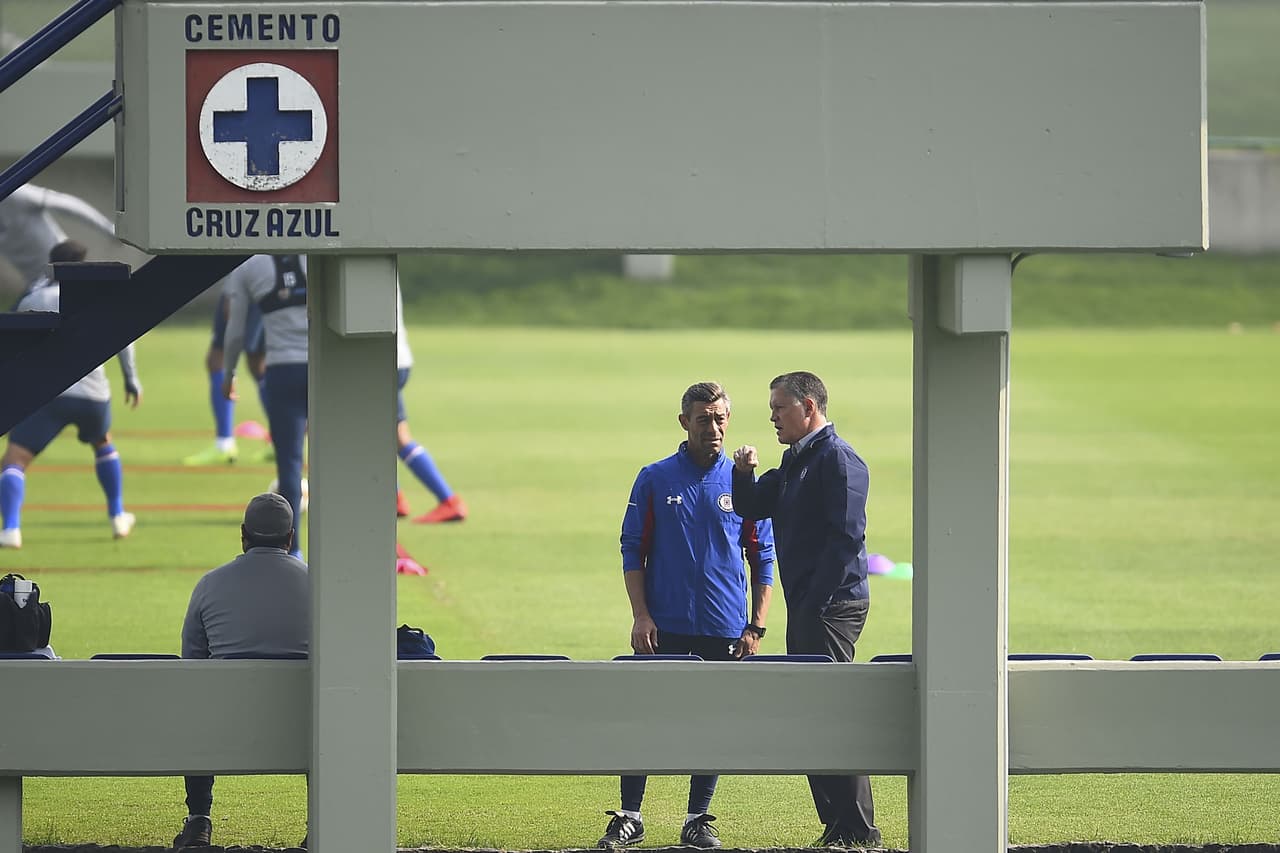 Incluso, ese título con Peláez con América tenía a Miguel Herrera, hoy técnico del rival de Cruz Azul, también en el banquillo. Por eso, los consejos no sobran.
