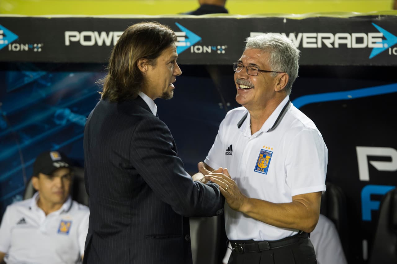 Todo son risas y felicidad entre los técnicos antes del juego. Almeyda y Ferreti se saludan afectuosamente.