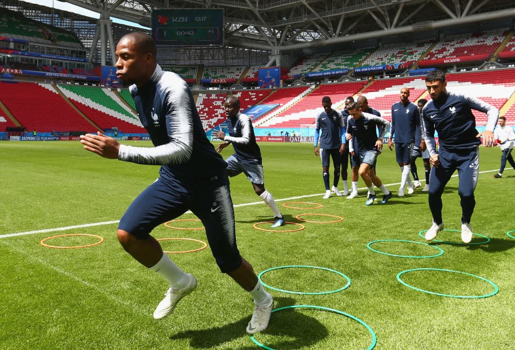 En primer plano aparece el defensor del Mónaco, Djibril Sidibé, haciendo un ejercicio durante el entrenamiento de la selección francesa.