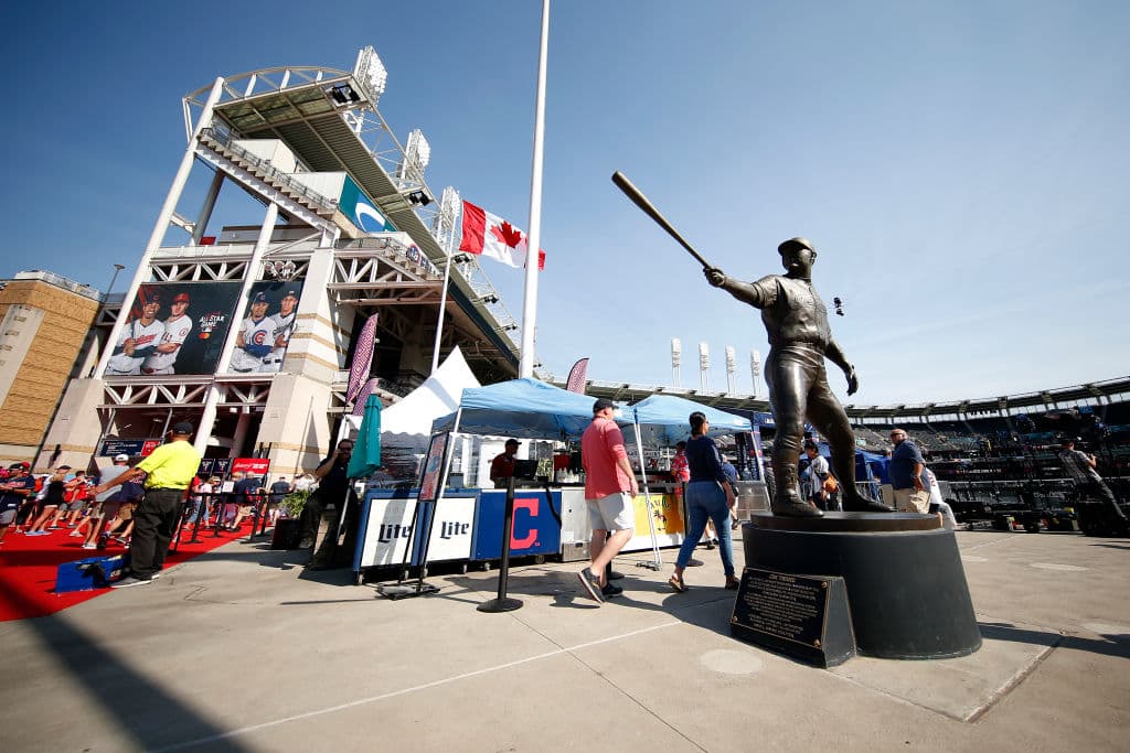 A las afueras de Progressive Field está la estatua de un pelotero que fue ícono de la organización de los Cleveland Indians, el caso de jim Thome, un jonronero implacable.