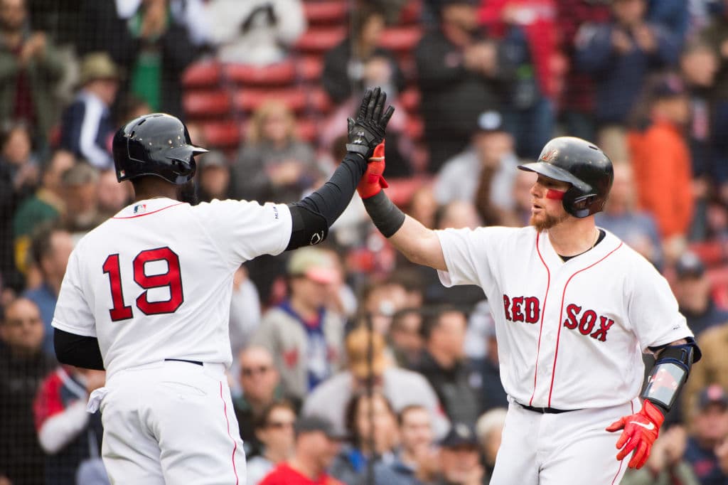 El receptor Christian Vázquez pegó un jonrón solitario para los Boston Red Sox, su quinto de la campaña, mientras celebra con Jackie Bradley Jr..