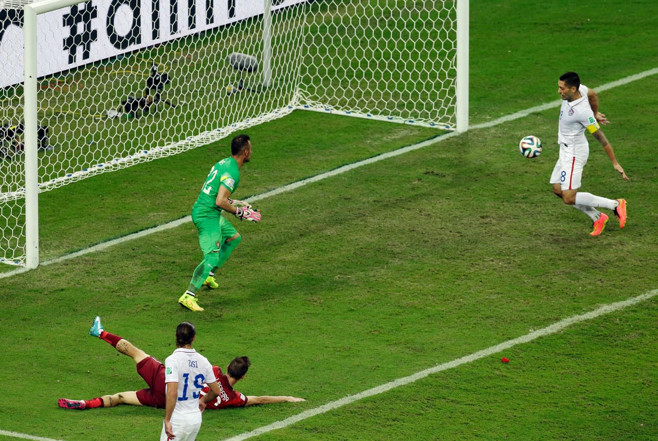 Clint marcó también contra Portugal en el empate 2-2 que les dio el cupo a los octavos de final, ya como protagonista y capitán tras el retiro de la selección de Landon Donovan.
