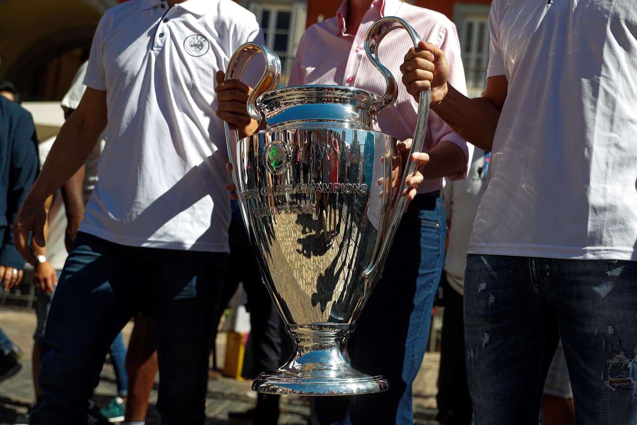 La Orejona, el trofeo al ganador de la UEFA Champions League, ya se encuentra en Madrid donde este sábado se disputará la Final de su edición 2018/19 entre Liverpool y Tottenham. Fernando Morientes (ex Real Madrid), Roberto Solazabal (ex Atlético) y Marta Higueras (Alcaldesa) la acompañaron en la Plaza Mayor.