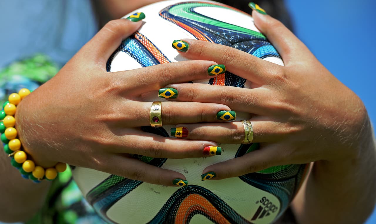 En la actualidad, los balones están hechos de cuero sintético, son más livianos y más difíciles para los arqueros, pero mejores para el espectáculo.