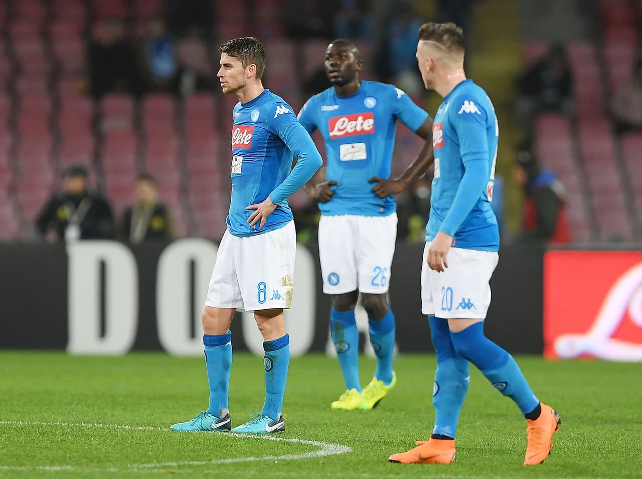 Sin embargo, la derrota 2-4 en casa, deja a Nápoles con 69 puntos, uno más que Juventus, que tiene un partido pendiente con la que podría robarse el liderato.