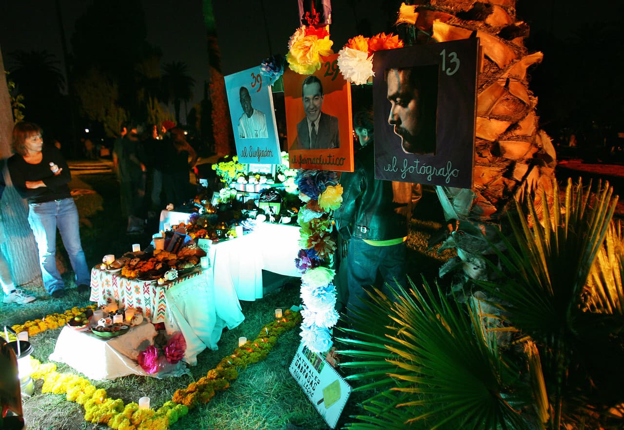 La fiesta de Día de Muertos se realiza desde el 31 de octubre y el 1 y 2 de noviembre, días señalados por la Iglesia católica para celebrar la memoria de Todos los Santos y de los Fieles Difuntos. Desde luego, la esencia más pura de estas fiestas las podemos presenciar en pequeños pueblitos y comunidades indígenas, donde se tiene la creencia de que las ánimas de nuestros seres difuntos regresan esas noches para visitar a sus parientes y amigos, y disfrutar del altar que les han puesto.