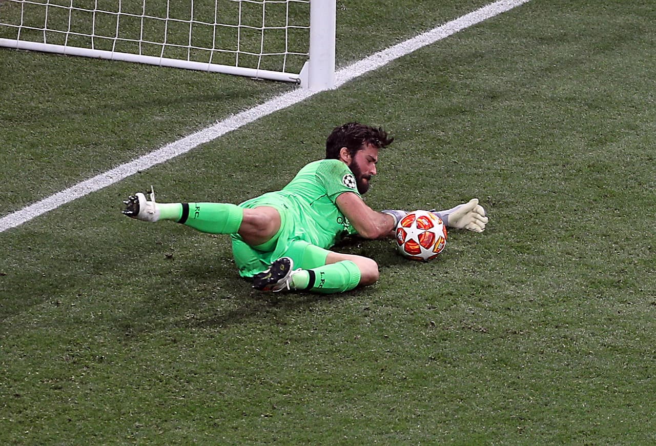 El arquero Alisson fue fundamental en los últimos 15 minutos con tres sacadas a remates del Tottenham que buscaba con afán el gol del empate.