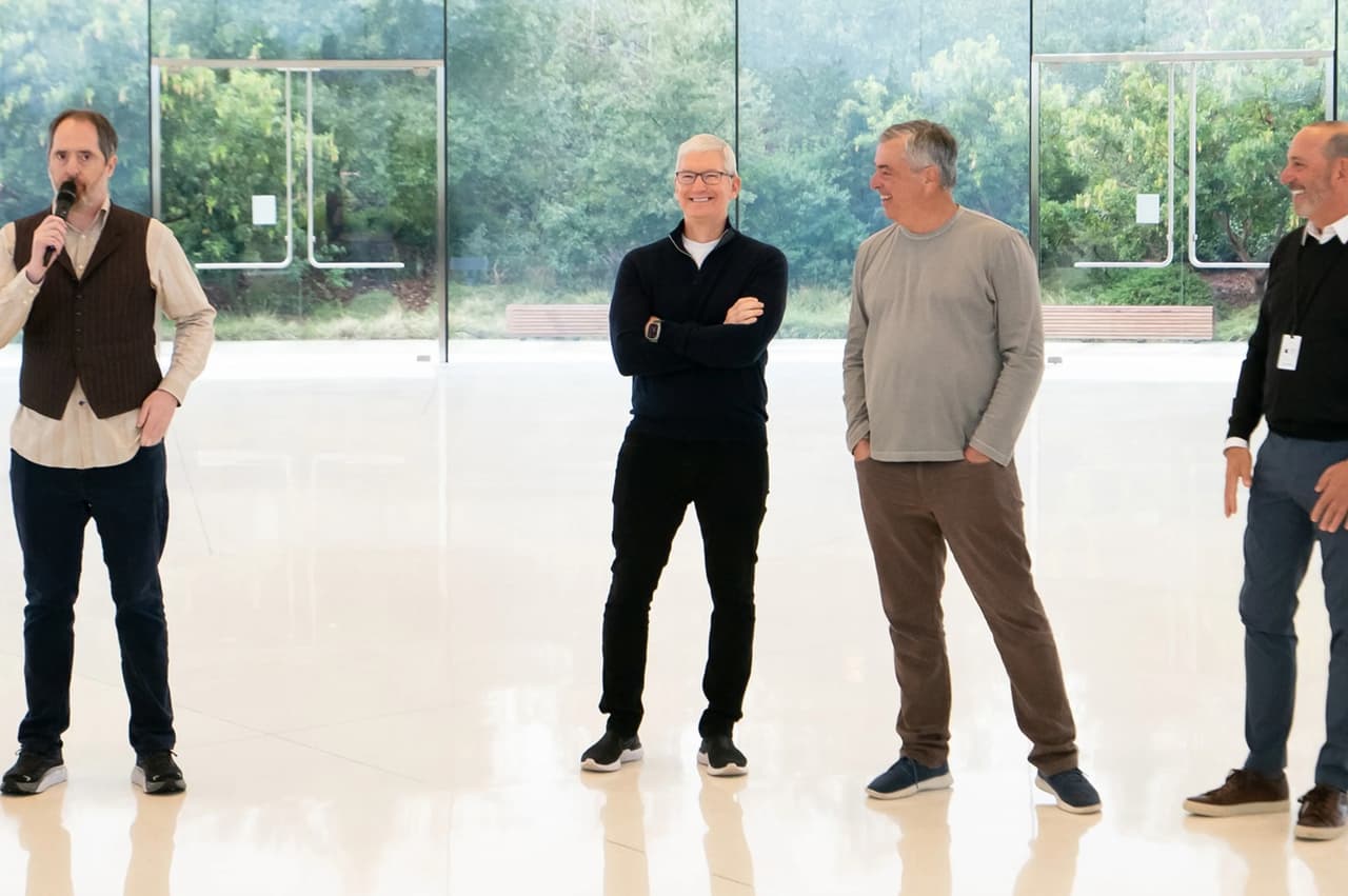 Brendan Hunt ofreció una palabras frente a Tim Cook (CEO de Apple), Eddy Cue (Vicepresidente Senior de Servicios de Apple) y Don Garber (Comisionado de MLS).