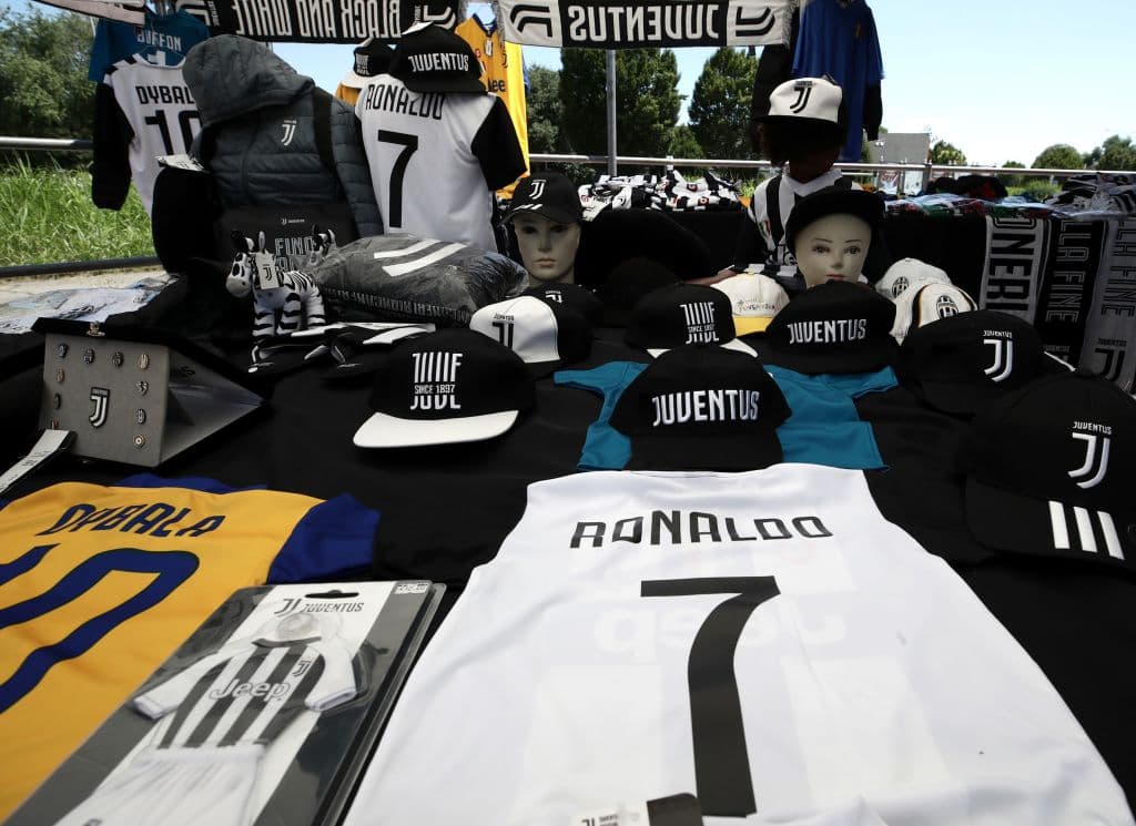 Hay toda clase de artículos y accesorios de la Juventus y Cristiano Ronaldo, se encuentran cerca del estadio y en otras zonas de la ciudad de Turín.
