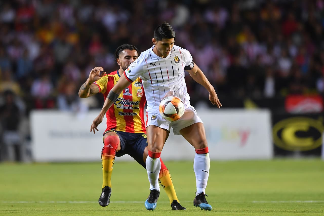 No tuvo suerte Chivas en su busca del empate, ya que tuvo dos tiros en los palos, uno de ellos de Alan Pulido (centro).