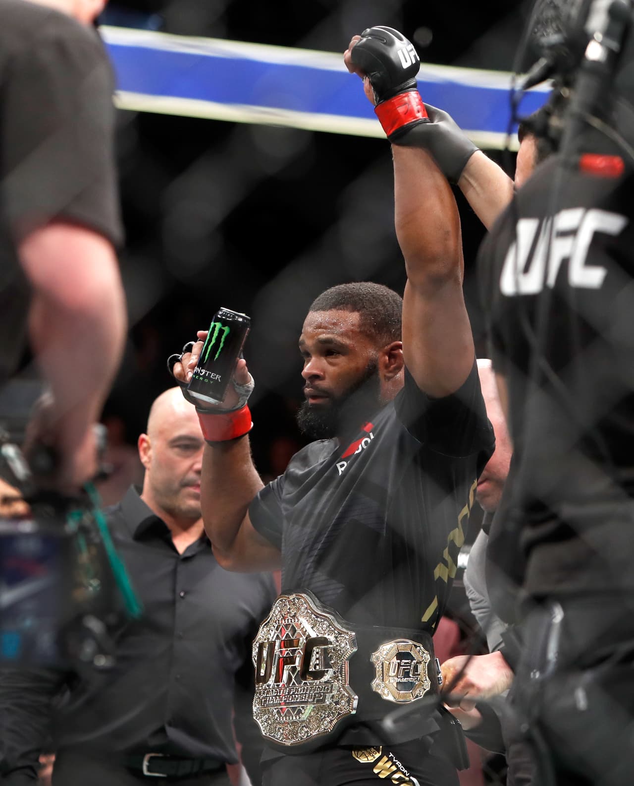 El estilo de karate de Stephen Thompson no fue suficiente para arrebatarle el cetro welter a Tyron Woodley.