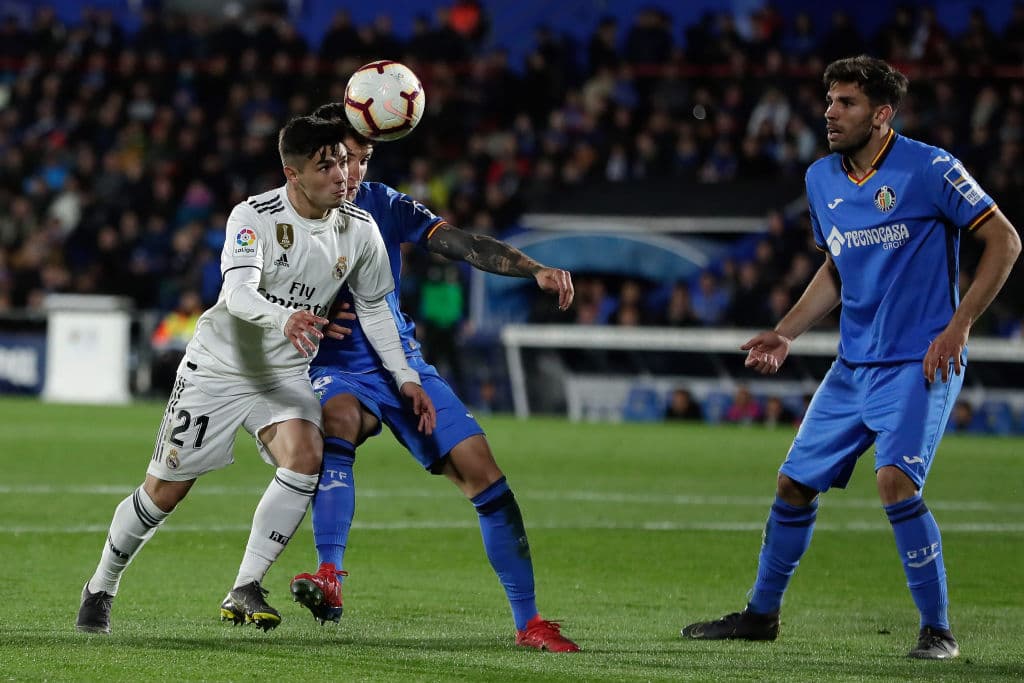 GETAFE, SPAIN - APRIL 25: Brahim Diaz (L) of Real Madrid CF competes for the ball with Mauro Arambarri (2ndL) of Getafe CF during the La Liga match between Getafe CF and Real Madrid CF at Coliseum Alfonso Perez on April 25, 2019 in Getafe, Spain. (Photo by Gonzalo Arroyo Moreno/Getty Images)