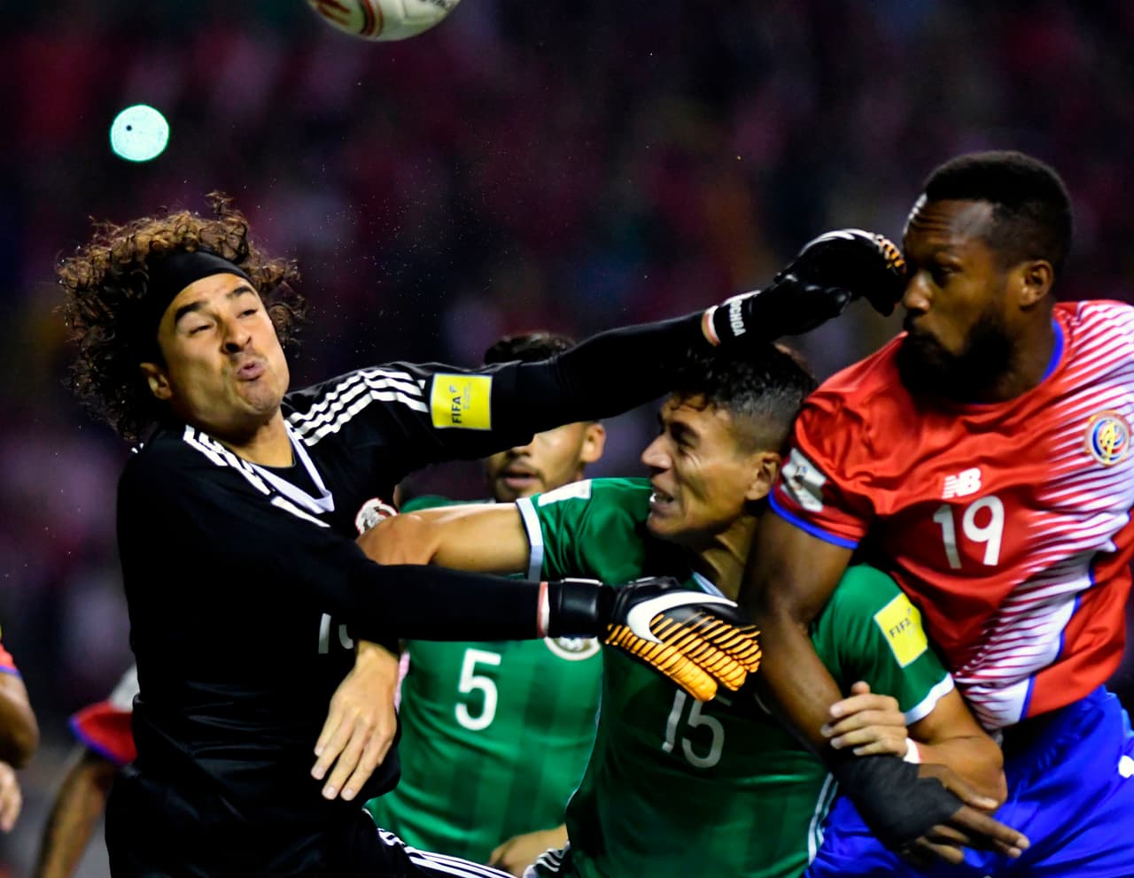 Guillermo Ochoa tuvo una magnífica actuación. Le paró a Bryan Ruiz un escopetazo a los tres minutos del primer tiempo. 
<b>Sacó un 9.</b>