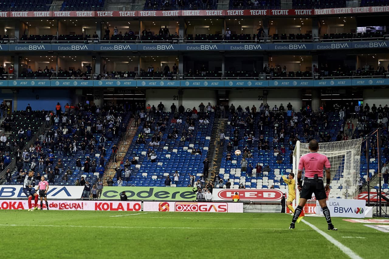 Pese a que ya se había pitado el final de la primera mitad, el árbitro revisó una clara mano de Cabral en el área.
