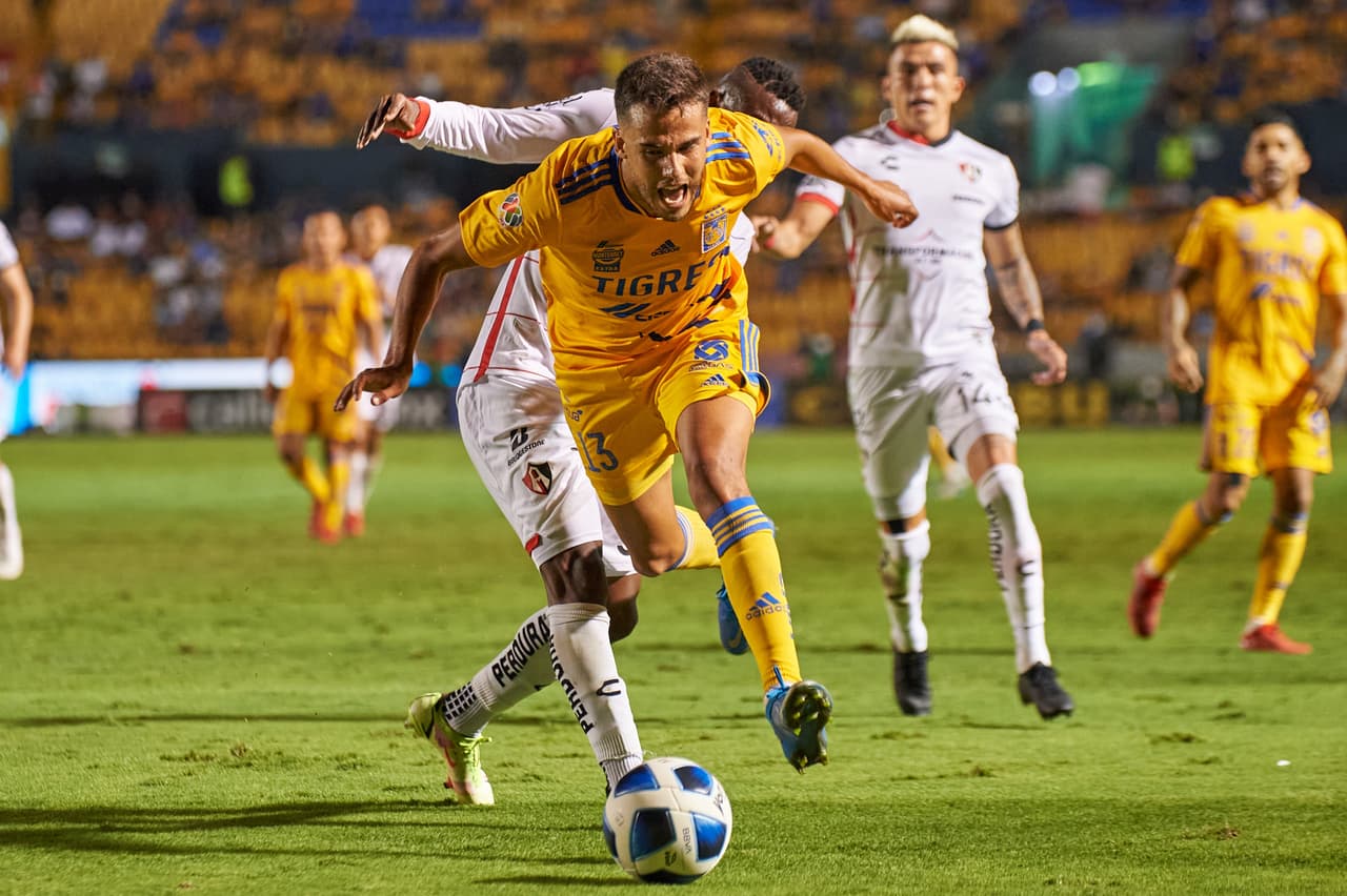 Tras el empate, el partido se tornó ríspido y torpe con muchas faltas y cambios de por medio, pero Tigres seguía siendo amo y señor del balón.