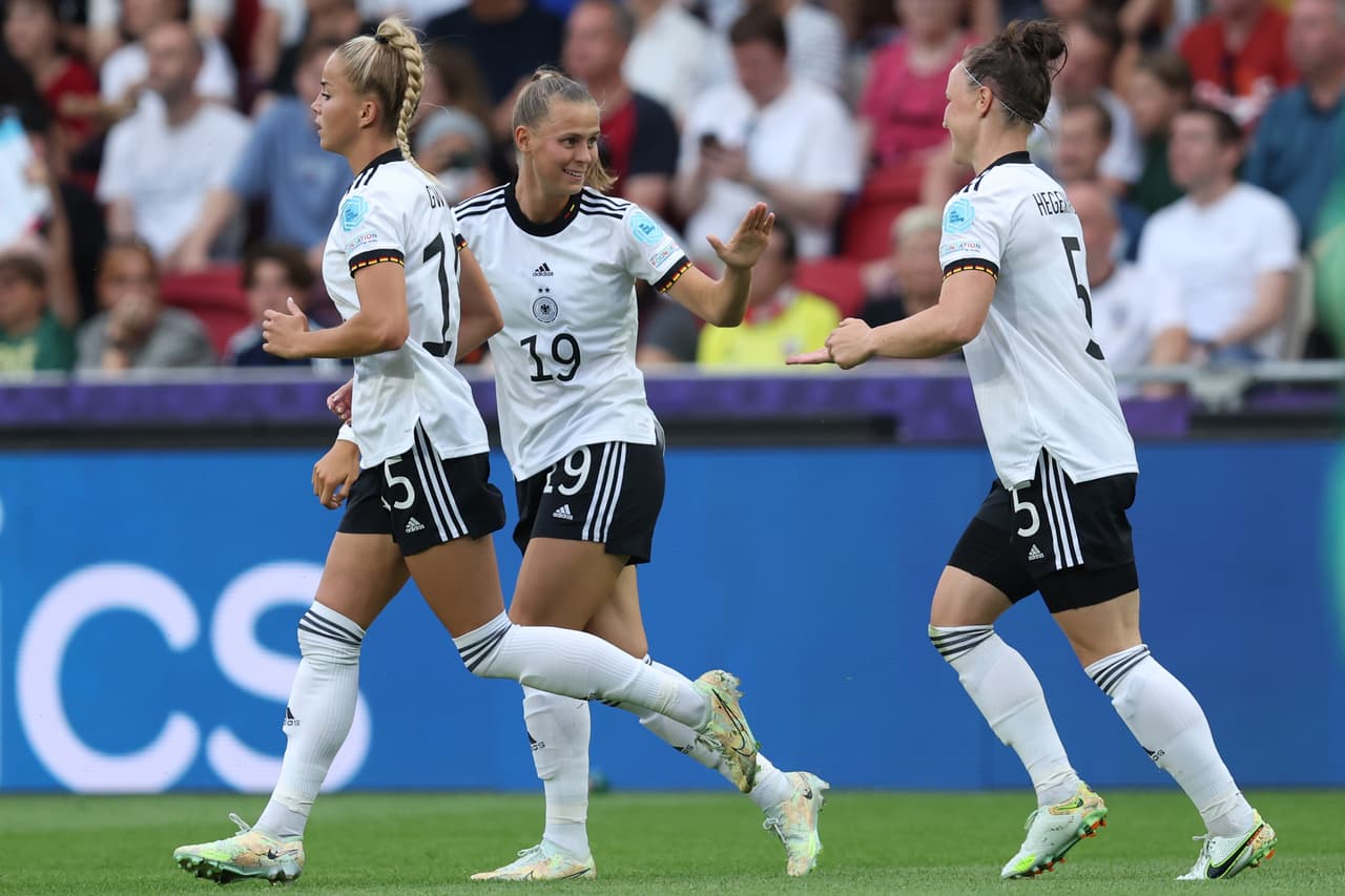 Klara Buehl celebra el primer gol de su escuadra.