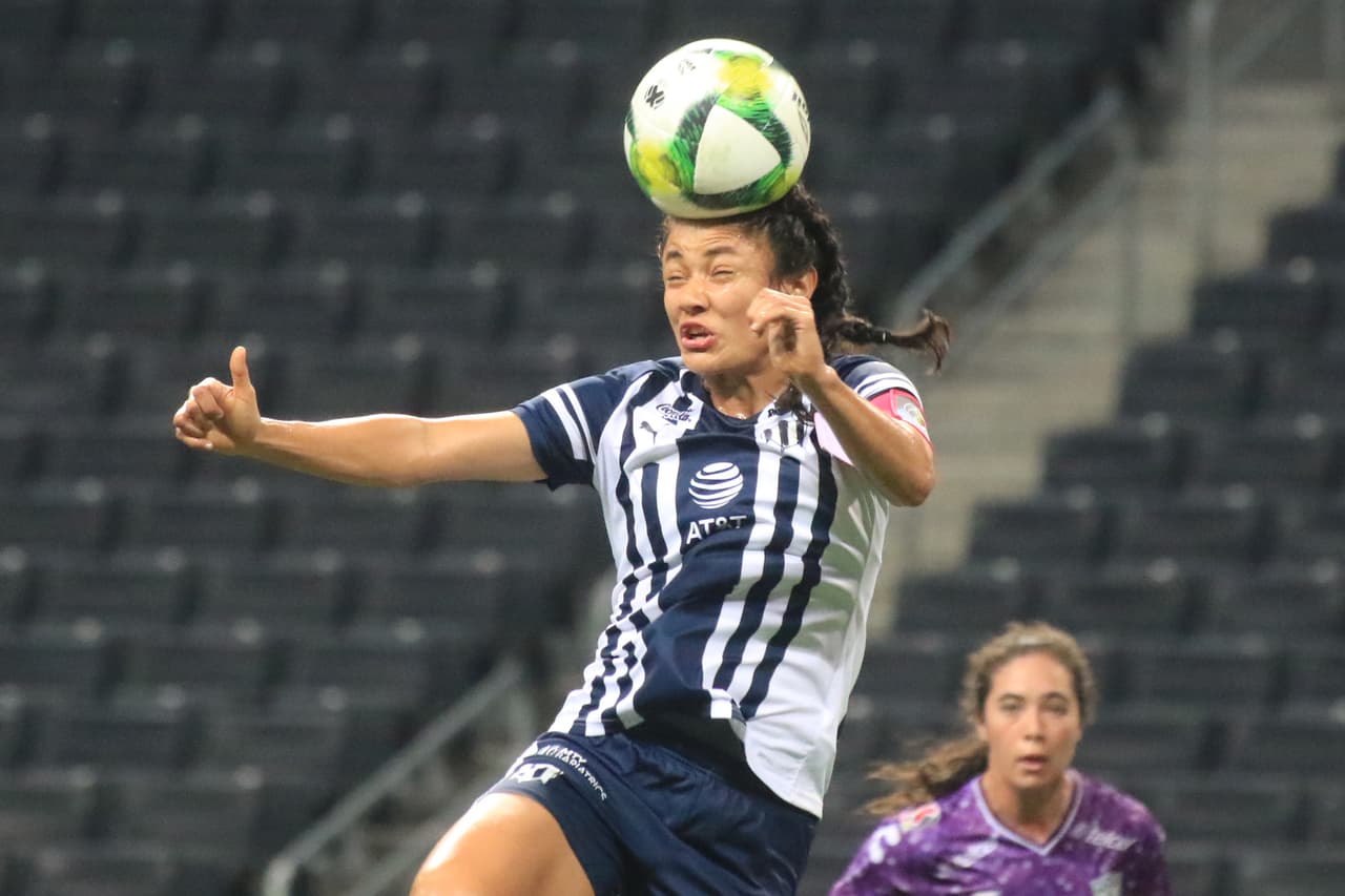 Y por el contrario, las Rayadas empezaban a tomar confianza y pisaban área rival con frecuencia, incluso con buenas ocasiones de gol, aunque faltaba la precisión.