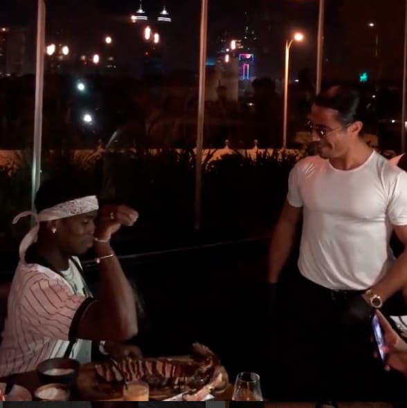 ¡Reto superado! Paul Pogba logró sazonar la carne muy parecido al estilo viral que impuso Salt Bae.