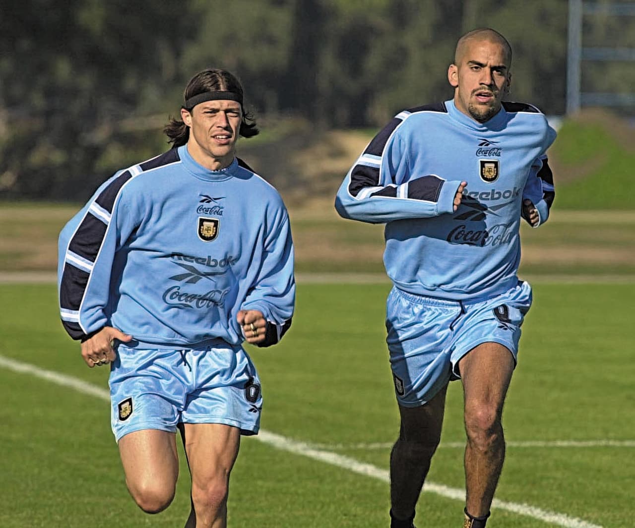 Por ello Bielsa no dudó en seguir confiando en 'Pelado' Almeyda. Junto a Diego Simeone, sería el escudero de mediocampistas de la calidad de 'Brujita' Verón y Juan Román Riquelme y 'Payasito' Aimar.