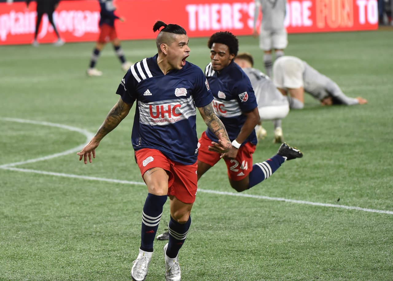 La camisa principal es azul marino, con pantalones rojos para acompañarla.