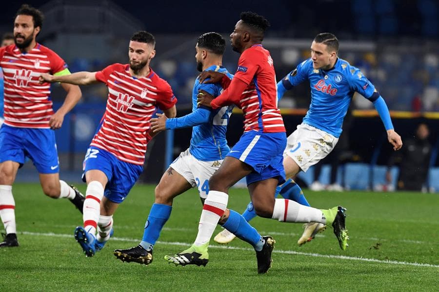 Napoli pierde ante Granada y queda fuera de la UEFA Europa League. El partido terminó con un marcador global 2-3 a favor de los rojiblancos. Zielinzki y Rui Peña anotaron para los de Gattuso, pero el tanto de Montoro sentenció la tarde para los 'gli azzurri'; Hirving Lozano no tuvo participación por lesión.