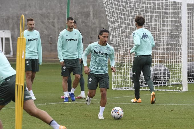 Lainez apuntaría como titular con Betis tras cinco meses