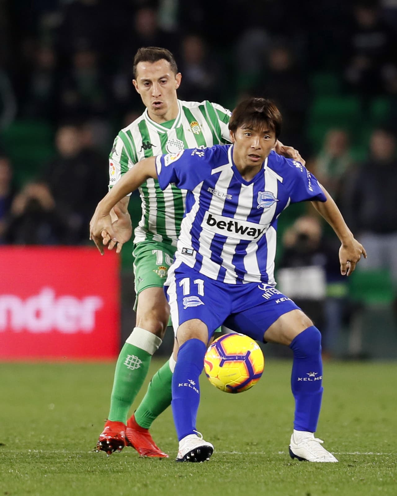 El mexicano Andrés Guardado (izquierda) sobrevivió al partido. Tras ser amonestado al minuto 12 logró actuar todo el encuentro.