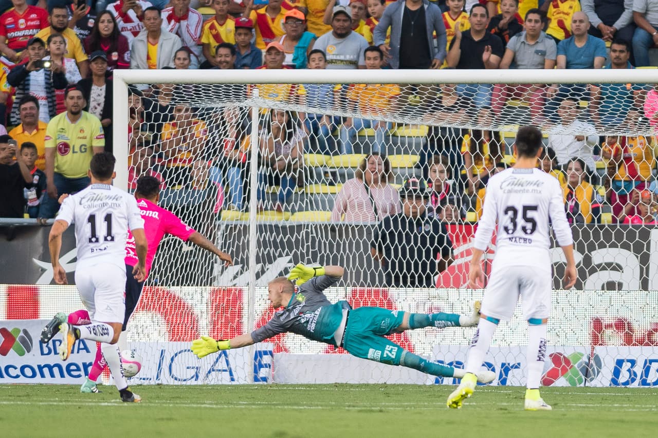Apenas al minuto 4, Raúl Ruidíaz estrelló su penal en la base del poste, fallando la oportunidad más clara que te puede dar el fútbol.