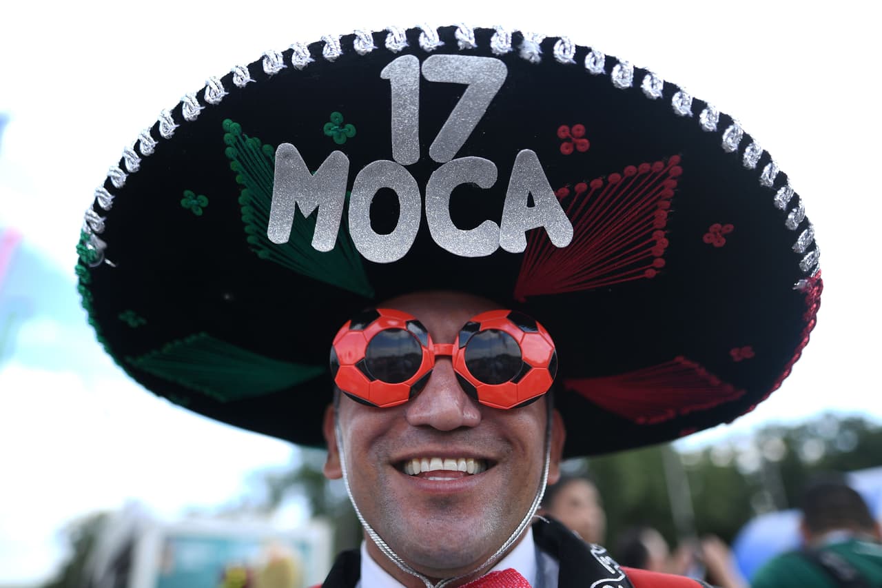 Los fanáticos de México sobresalieron frente a los de Alemania por sus atuendos, que entre sombreros, pinturas y demás, sin duda fueron más llamativos en medio del debut del grupo F del Mundial.