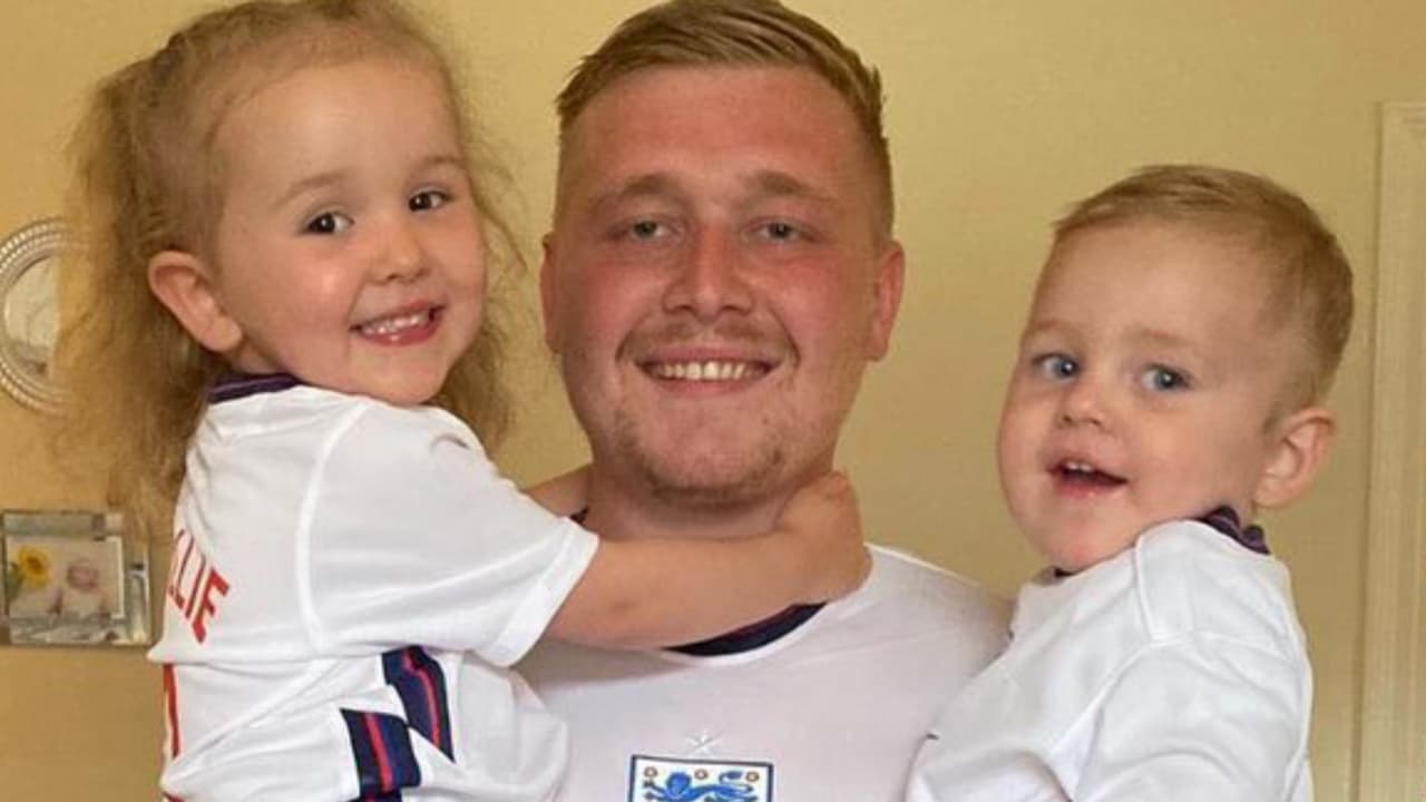 El fan inglés que se tatuó antes de tiempo el título de Inglaterra