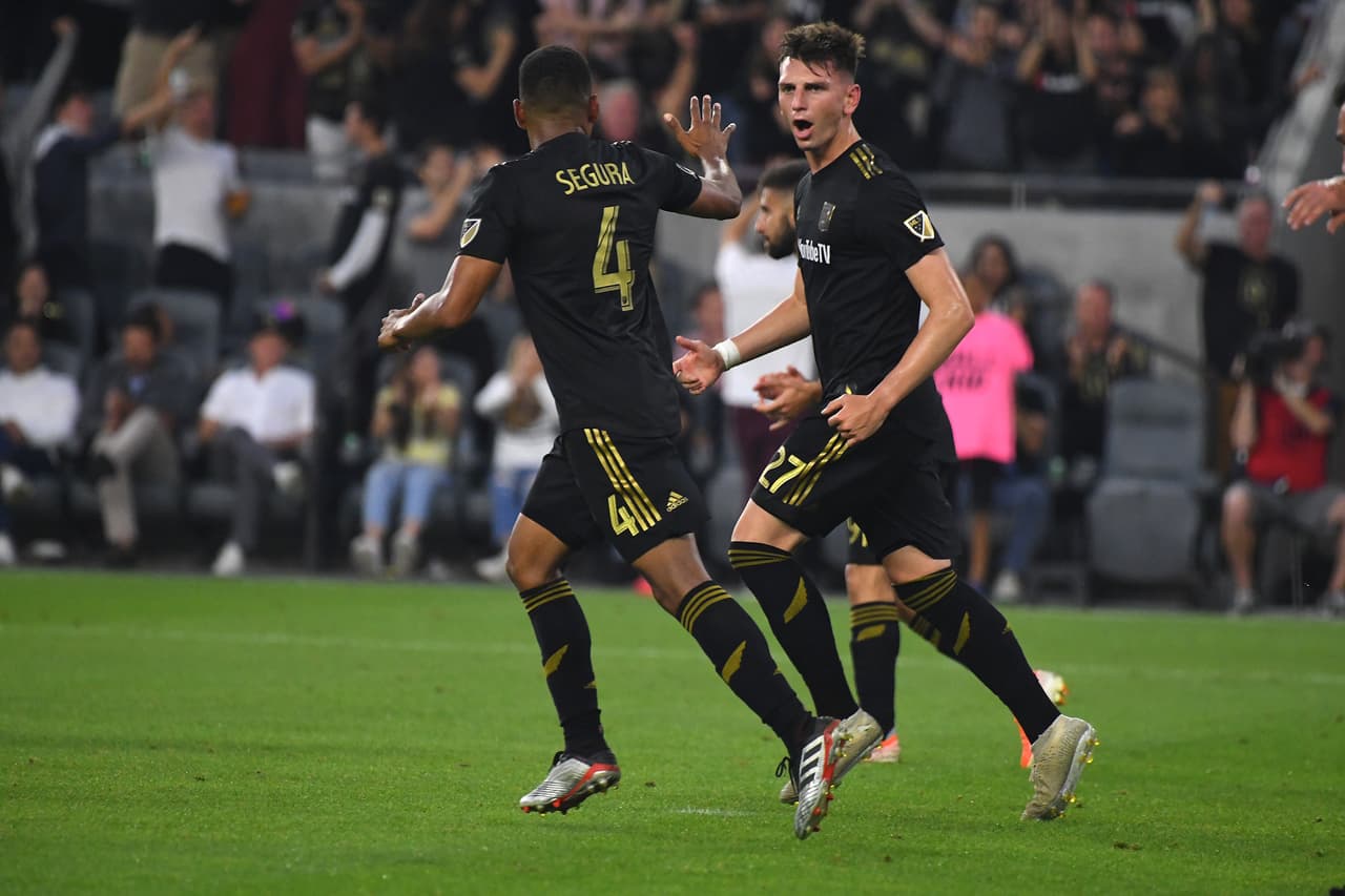 Un gol de Michael Kaye en el inicio del segundo tiempo se convirtió en el 3-1 de LAFC, antes de los goles de Carlos Vela, el cuarto y quinto de la noche.