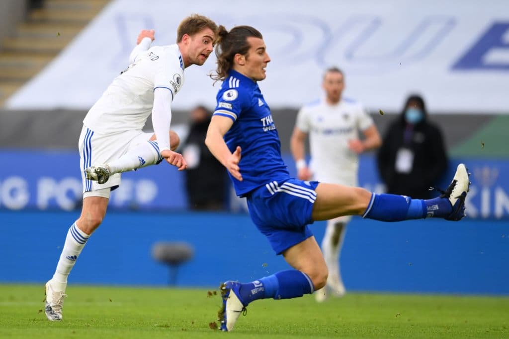 El Leeds de Bielsa se impone ante Leicester City 3-1 en el Kings Stadium. Stuart Dallas, Patrick Bramford y Jack Harrison fueron los encargados de darle la victoria a los 'Whites' en la J21 de la Premier League.