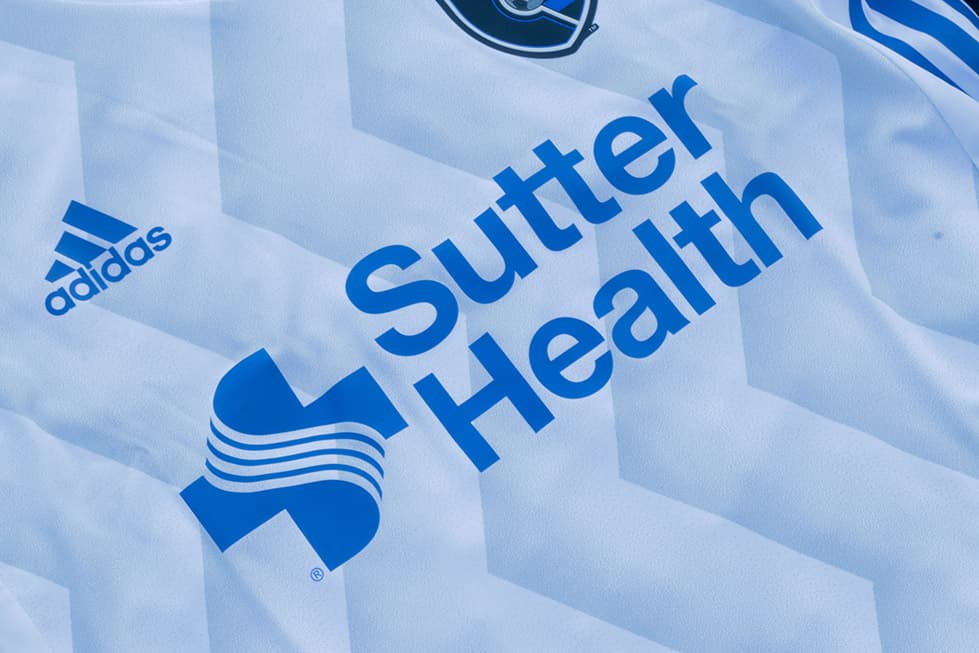 San Jose Earthquakes estrenara camiseta de visitante, toda en blanco con vivos en azul y tonos camuflajeados en plata. En la parte inferior de la playera lleva un escudo con el año de fundación del club.